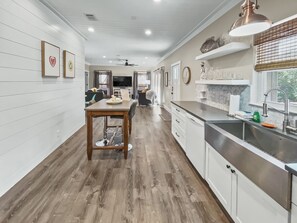 Casa, 2 habitaciones | Cocina privada | Refrigerador, horno, cafetera y tetera y tostadora 