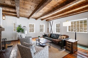 TV connectée, cheminée, livres