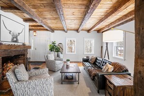 TV connectée, cheminée, livres