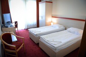 8 bedrooms, iron/ironing board, WiFi, bed sheets