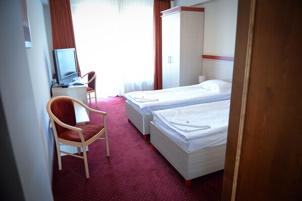 8 bedrooms, iron/ironing board, WiFi, bed sheets