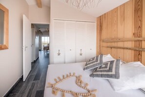 2 bedrooms, travel crib, internet