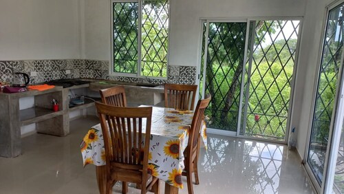 Bungalow in Ruhiger Lage. 1.3 Km Entfernt der Sieben Lagune Farben in Bacalar