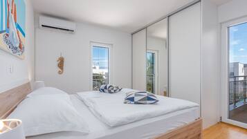 3 bedrooms, free cribs/infant beds, bed sheets