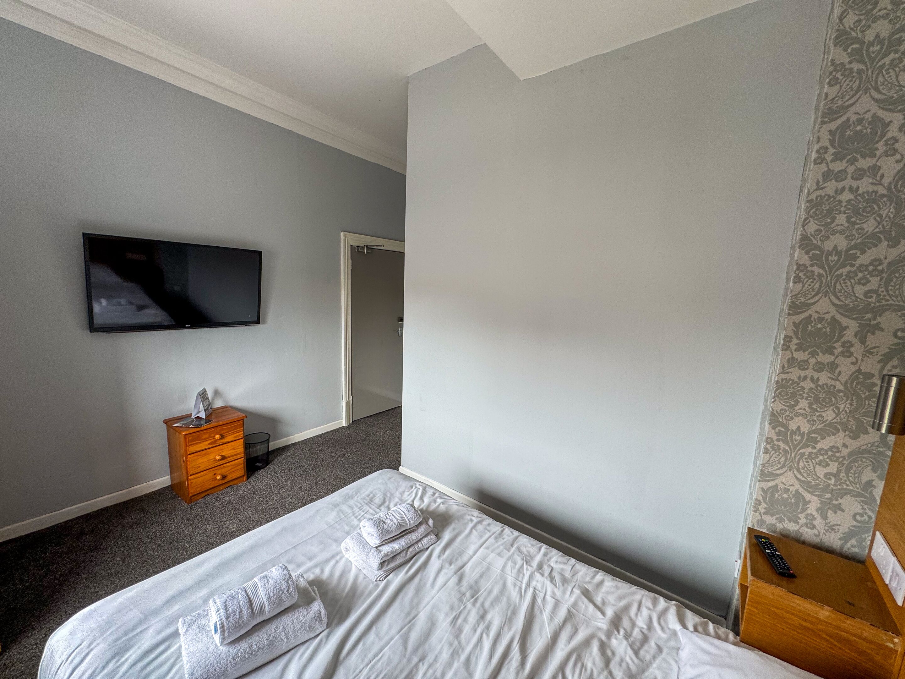 Double Room, Ensuite | Hypo-allergenic bedding, desk, iron/ironing board, free WiFi