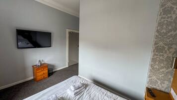 Double Room, Ensuite | Hypo-allergenic bedding, desk, iron/ironing board, free WiFi