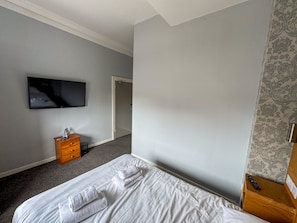 Double Room, Ensuite | Hypo-allergenic bedding, desk, iron/ironing board, free WiFi - The New England Hotel (Boston)