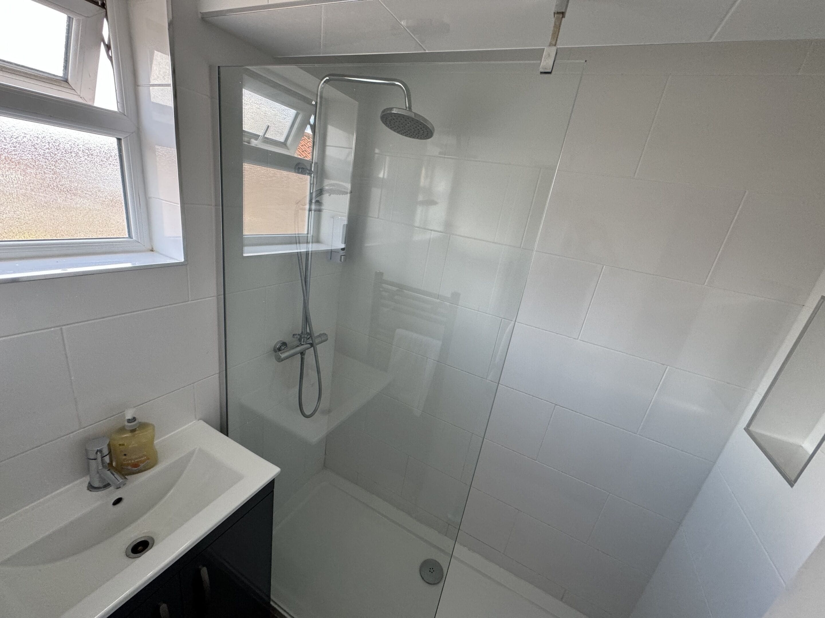 Comfort Single Room, Ensuite | Bathroom | Combined shower/bathtub, towels