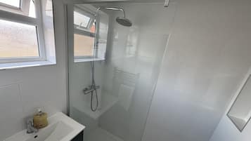 Comfort Single Room, Ensuite | Bathroom | Combined shower/bathtub, towels