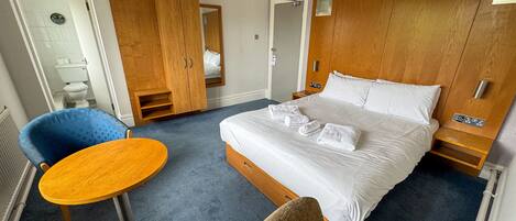 Double Room, Ensuite | Hypo-allergenic bedding, desk, iron/ironing board, free WiFi