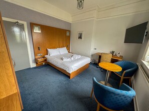 Dobbeltrom, eget bad | Allergitestet sengetøy, skrivebord og strykejern/-brett