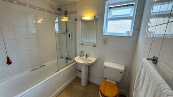 Habitación doble, baño privado | Baño | Ducha y bañera combinadas y toallas