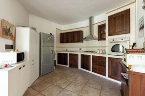 Vila família, 4 quartos (Villa Carmen With Garden And Pool) | Cozinha privada | Geladeira, micro-ondas, fogão, cooktop