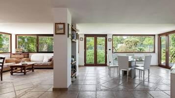 Villa Familiale, 4 chambres (Villa Carmen With Garden And Pool) | Coin séjour | Télévision à écran plat de 21 pouces avec chaßnes par cùble