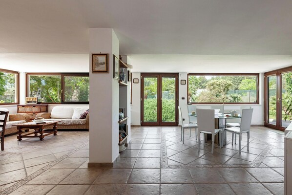 家庭別墅, 4 間臥室 (Villa Carmen With Garden And Pool) | 客廳 | 21 吋平面電視連有線電視頻道