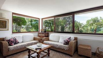 Villa familiare, 4 camere da letto (Villa Carmen With Garden And Pool) | Area soggiorno | TV a schermo piatto 21 pollici con canali via cavo