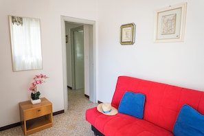Standard-Haus, 1 Schlafzimmer (Casa Lucia Close To The Sandy Beach) | Wohnbereich | 21-Zoll-Flachbildfernseher mit Kabelempfang, Fernseher