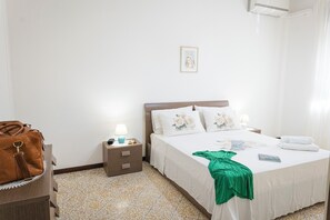 Standard-Haus, 1 Schlafzimmer (Casa Lucia Close To The Sandy Beach) | 1 Schlafzimmer, Bügeleisen/Bügelbrett, kostenloses WLAN, Bettwäsche