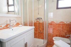 Standaard huis, 1 slaapkamer (Casa Lucia Close To The Sandy Beach) | Badkamer | Een douche, een haardroger, een bidet, handdoeken