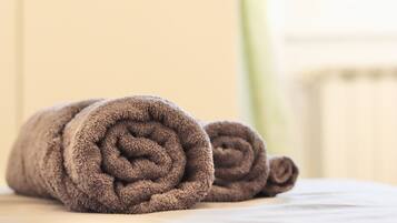 Regadera, bidet, toallas, jabón