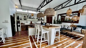 Unclassified image, 3 of 27, button - Luxueuse Villa Yogisurf 3 Piscine & Jacuzzi (Kerobokan)