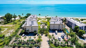Un hôtel situé sur la côte, composé de plusieurs bâtiments, avec une plage et une vue dégagée sur l’océan.