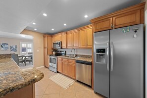 Kühlschrank, Mikrowelle, Geschirrspüler