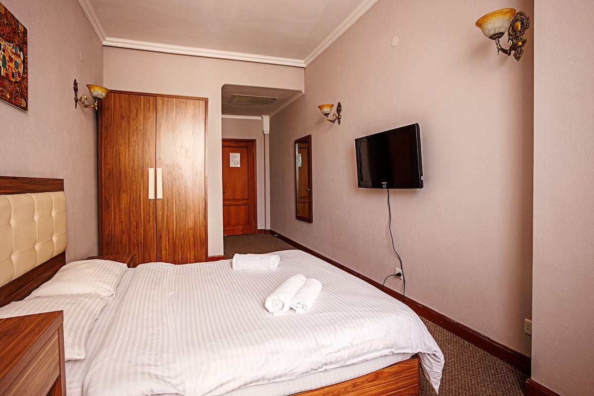 Standaard tweepersoonskamer | Een bureau, gratis wifi, beddengoed