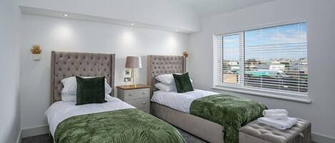 4 室のベッドルーム、アイロン / アイロン台、WiFi、ベッドシーツ