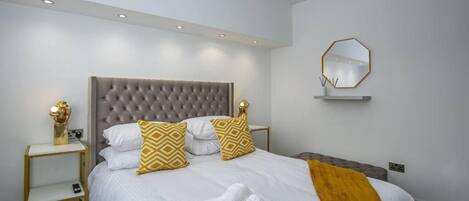 4 habitaciones, tabla de planchar con plancha, wifi y ropa de cama