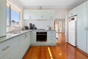 Kjøleskap, mikrobølgeovn, ovn og kokeplater