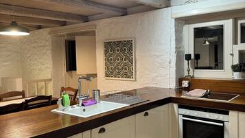 Fridge, oven, coffee/tea maker, electric kettle