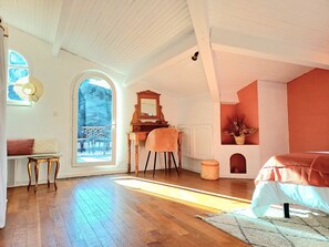 7 makuuhuonetta, työpöytä, silitysrauta/-lauta, vauvan matkasänky