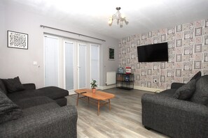 House | Living area | TV - Beautiful 5 Bed Detached House - Sleeps 9 (Peterborough)