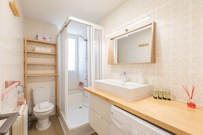 Douche, sèche-cheveux, serviettes fournies