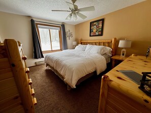 4 bedrooms, free WiFi, bed sheets - Two condos bundled together to accommodate your group!  Sleep up to 12 people. (Lake City)