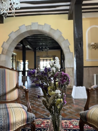 Camera doppia, bagno privato, vista montagna | Area soggiorno. Hotel Palacio La Casona de Cerrazo