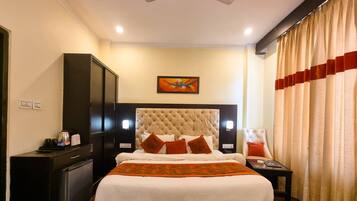 Rom – deluxe | 1 soverom, minibar, wi-fi (inkludert) og sengetøy