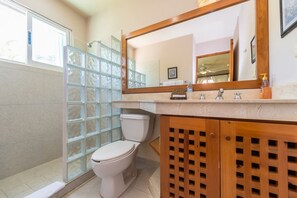 En suite bathroom - Upscale beautiful beachfront villa with pool, AC and WiFi! (Akumal)