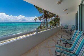 Terrace/patio - Upscale beautiful beachfront villa with pool, AC and WiFi! (Akumal)