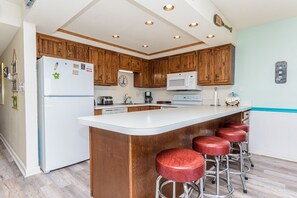 Fridge, microwave, oven, stovetop - Spacious 2 Bedroom Condo (Ocean City)