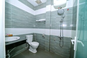 Shower, hydromassage showerhead, designer toiletries, hair dryer - Vinh Hoi Hotel (Pleiku)