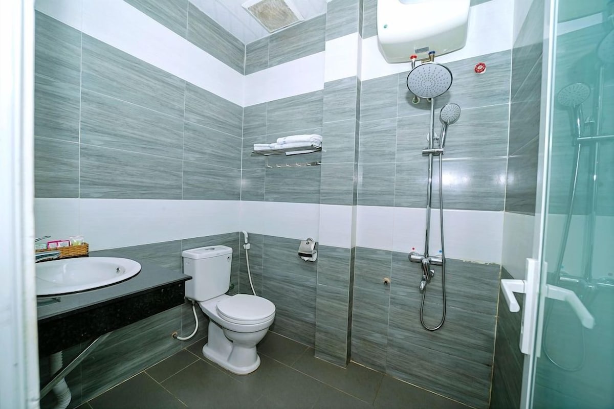 Badeværelse | Bruser, brusehoved med hydromassage, designertoiletartikler, hårtørrer