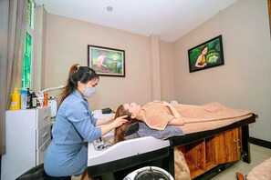 Masajes con piedras calientes y reflexología