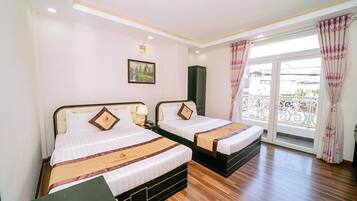 Chambre Deluxe avec lits jumeaux, balcon, vue ville | Literie de qualité supérieure, matelas mémoire de forme, minibar, bureau