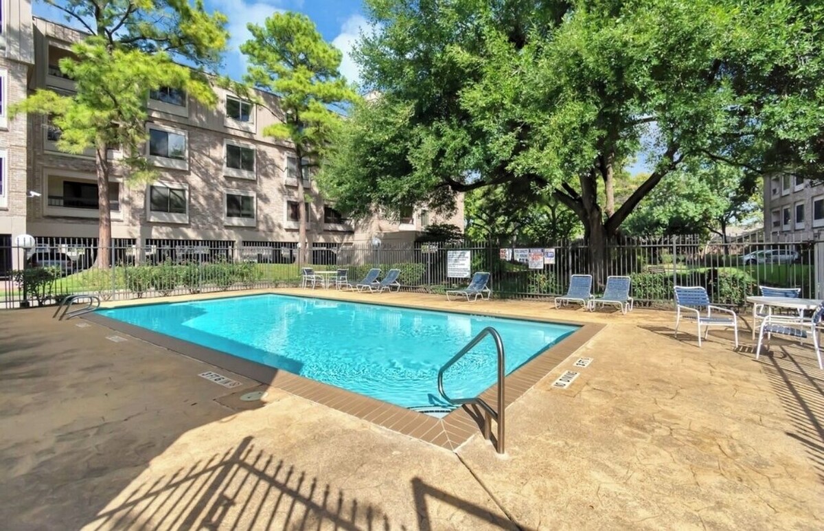 Photo 31 of Med 2BDR 2Bth 2 KgBD NRG DT Zoo Galleria Pool 4KTV