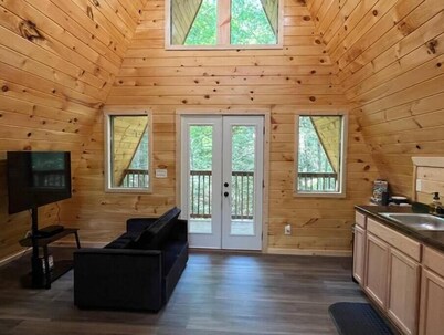 Overlook Oasis! RRG, A-frame Cabin, NEW HOT TUB, Grill! Pet friendly
