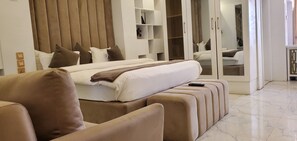 Kamar Bisnis | Ruang kerja ramah laptop, Wi-Fi gratis, dan seprai linen
