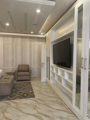 Espace de travail pour ordinateur portable, Wi-Fi gratuit, draps fournis