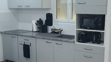 Fridge, microwave, stovetop, coffee/tea maker